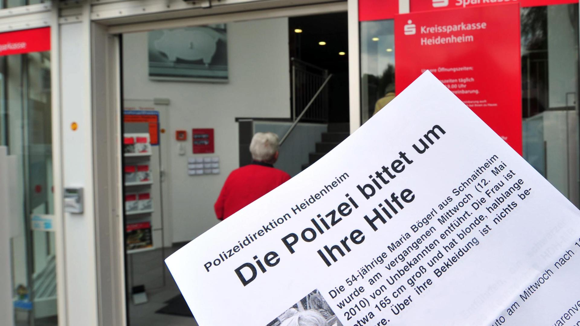 Eine Passantin betrachtet ein Flugblatt, auf dem die Polizei um Mithilfe bei der Verbrechensaufklärung bittet. In Heidenheim wurde am 12. Mai 2010 Maria Bögerl entführt. 
