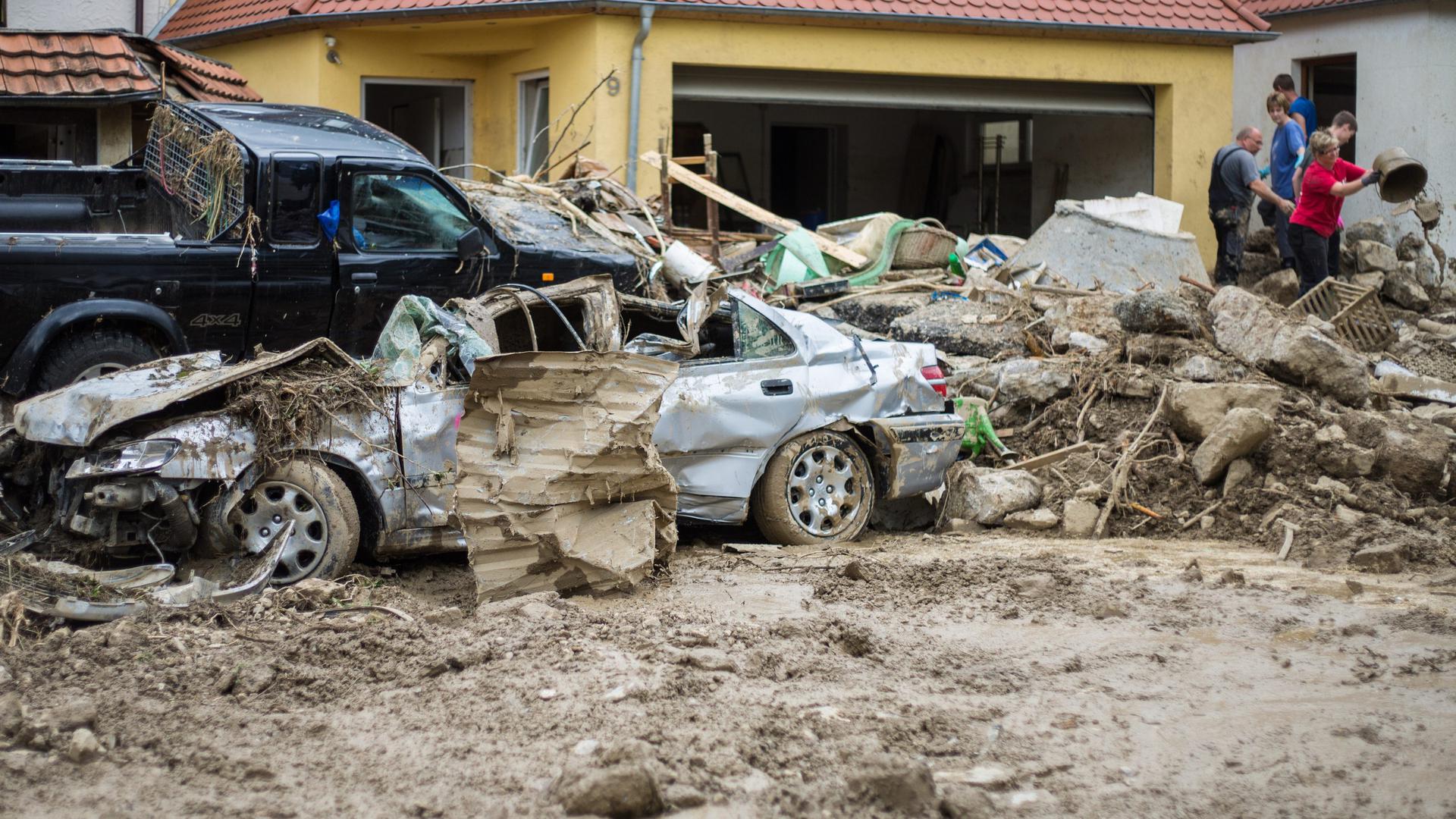 Eine Sturzflut traf im Mai 2016 Braunsbach im Kreis Schwäbisch Hall stark. Retter mussten Schlamm aus den Häusern räumen.