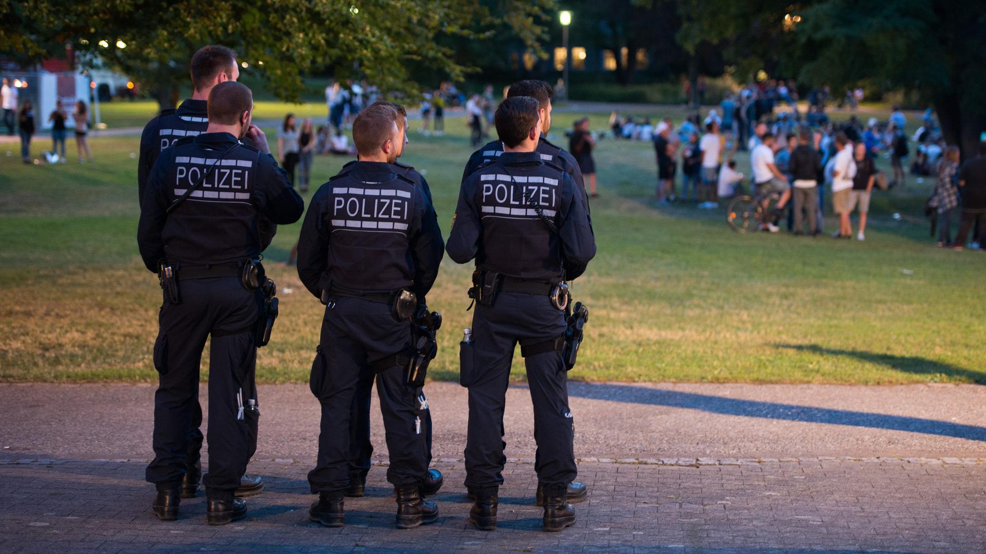 Die Polizei zeigt verstärkt Präsenz im Schlossgarten in dem Jugendliche während eines Stadtfestes am 17.07.2017 in Schorndorf (Baden-Württemberg) feiern. Foto: Deniz Calagan/dpa +++(c) dpa - Bildfunk+++