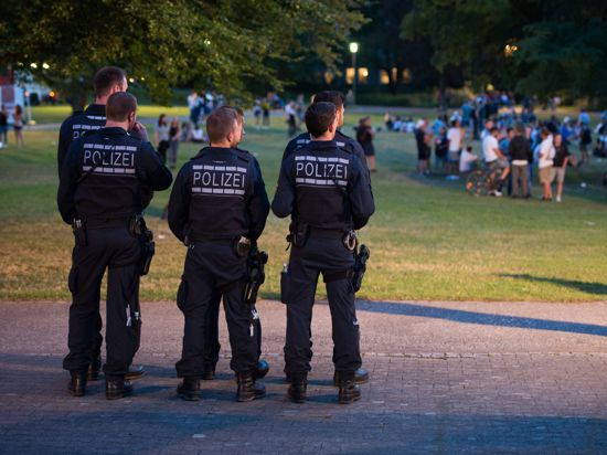Die Polizei zeigt verstärkt Präsenz im Schlossgarten in dem Jugendliche während eines Stadtfestes am 17.07.2017 in Schorndorf (Baden-Württemberg) feiern. Foto: Deniz Calagan/dpa +++(c) dpa - Bildfunk+++