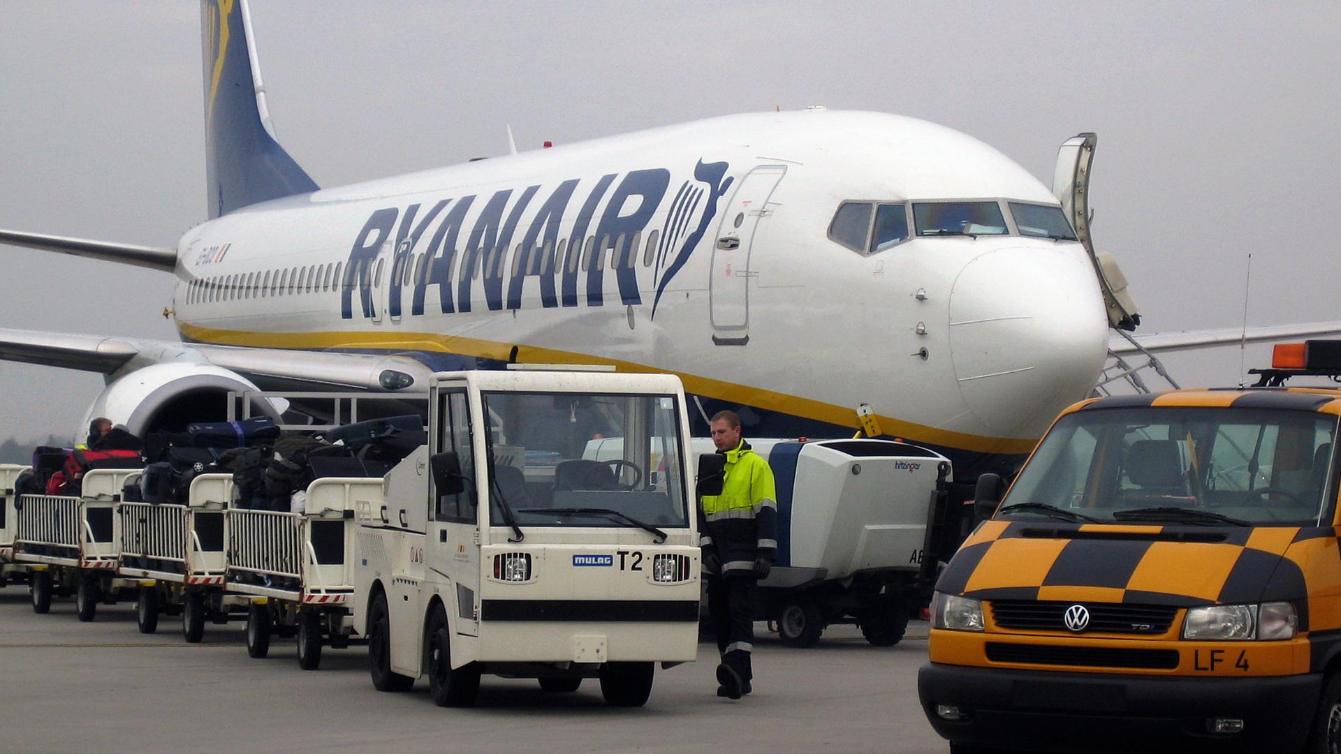 Auf dem Regionalflughafen Karlsruhe-Baden-Baden wird eine Maschine der Fluggesellschaft Ryanair abgefertigt.