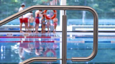 Auf der Liste ganz oben: Die Schwimmkurse müssen trotz Energiekrise weiter stattfinden, mahnen Experten. Ansonsten drohe eine Generation von „Nichtschwimmern“.