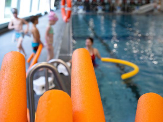 Kinder nehmen während der Auftaktveranstaltung zur Aktion «Bayern schwimmt» an einem Schwimmkurs teil. Ziel der Aktion ist es, das Schwimmenlernen und das richtige Verhalten am und im Wasser insbesondere bei Kindern zu fördern. +++ dpa-Bildfunk +++