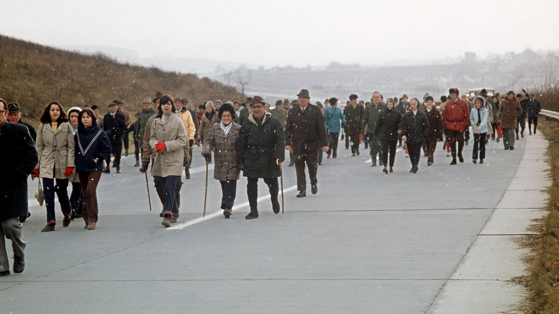 Am dritten Sonntag mit Fahrverbot spazieren im November 1973 Mitglieder des Schwäbischen Albvereins über ein neues Autobahn-Teilstück der Strecke Weinsberg-Möckmühl. 