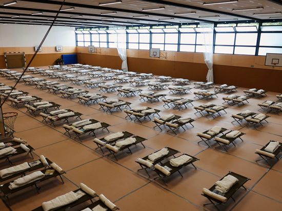 Betten statt Sportgeräte: Hallen könnten bald wieder zur Flüchtlingsunterbringung genutzt werden.
