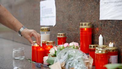 Trauernde haben Blumen und Kerzen vor dem Gesundheitsministerium in Wien niedergeleg.