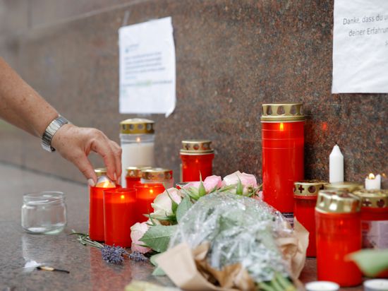 Trauernde haben Blumen und Kerzen vor dem Gesundheitsministerium in Wien niedergeleg.