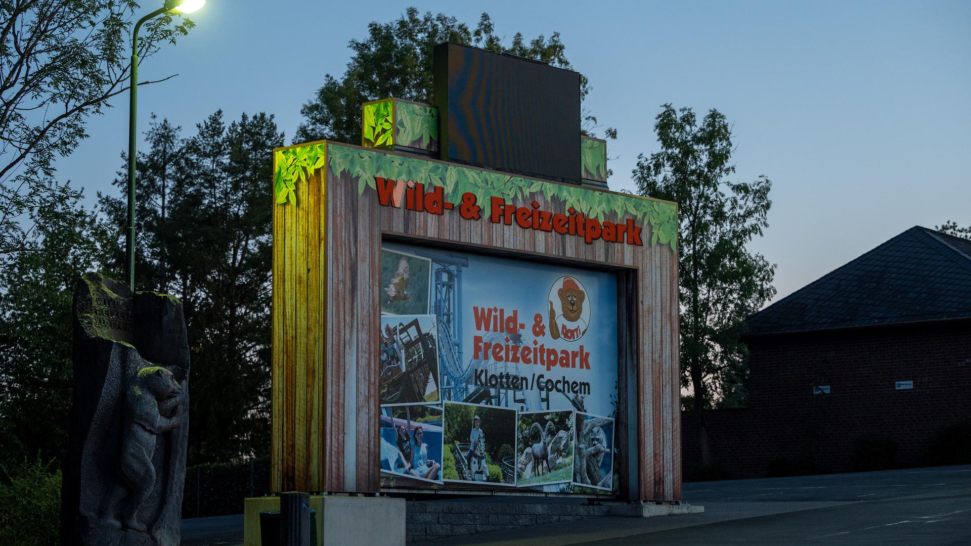 Ein Schild in der Nähe des Eingangs weist auf Ein- und Ausgang des Wild-und Freizeitparks hin. Dort ist eine Frau aus dem Saarland auf einer Achterbahn tödlich verunglückt. +++ dpa-Bildfunk +++