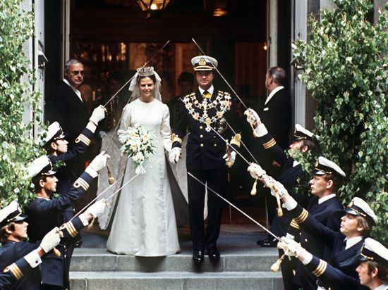 König Carl XVI. Gustaf von Schweden verlässt mit seiner Braut Silvia nach der Trauung am 19.6.1976 die Stockholmer Storkyrken. Sie: eine junge Deutsche mit Charme und reichlich Sprachkenntnissen. Er: ein junger Schwede, der bald König werden sollte. Als sich Silvia Sommerlath und König Carl XVI. Gustaf 1972 in München kennenlernten, war das ein allumfassender Glücksfall - auch für Deutschland. +++ dpa-Bildfunk +++