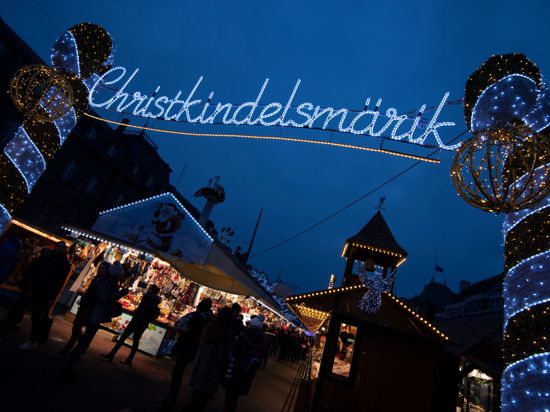 Das Wort "Christkindelsmärik" prangt in großen beleuchteten Buchstaben an einem Zugang zum Weihnachtsmarkt.