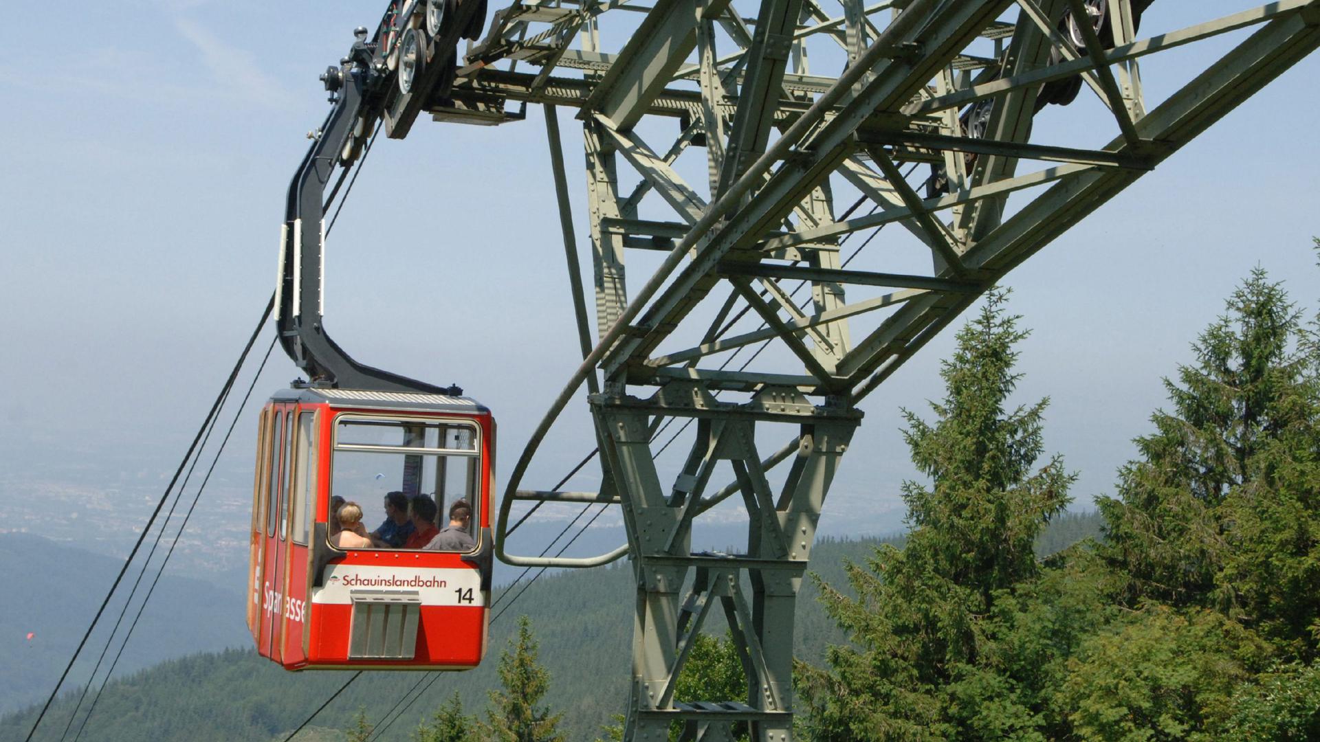 Eine Kabine der Schauinslandbahn fährt von der Bergstation ins Tal (Foto vom 29.06.2005). 