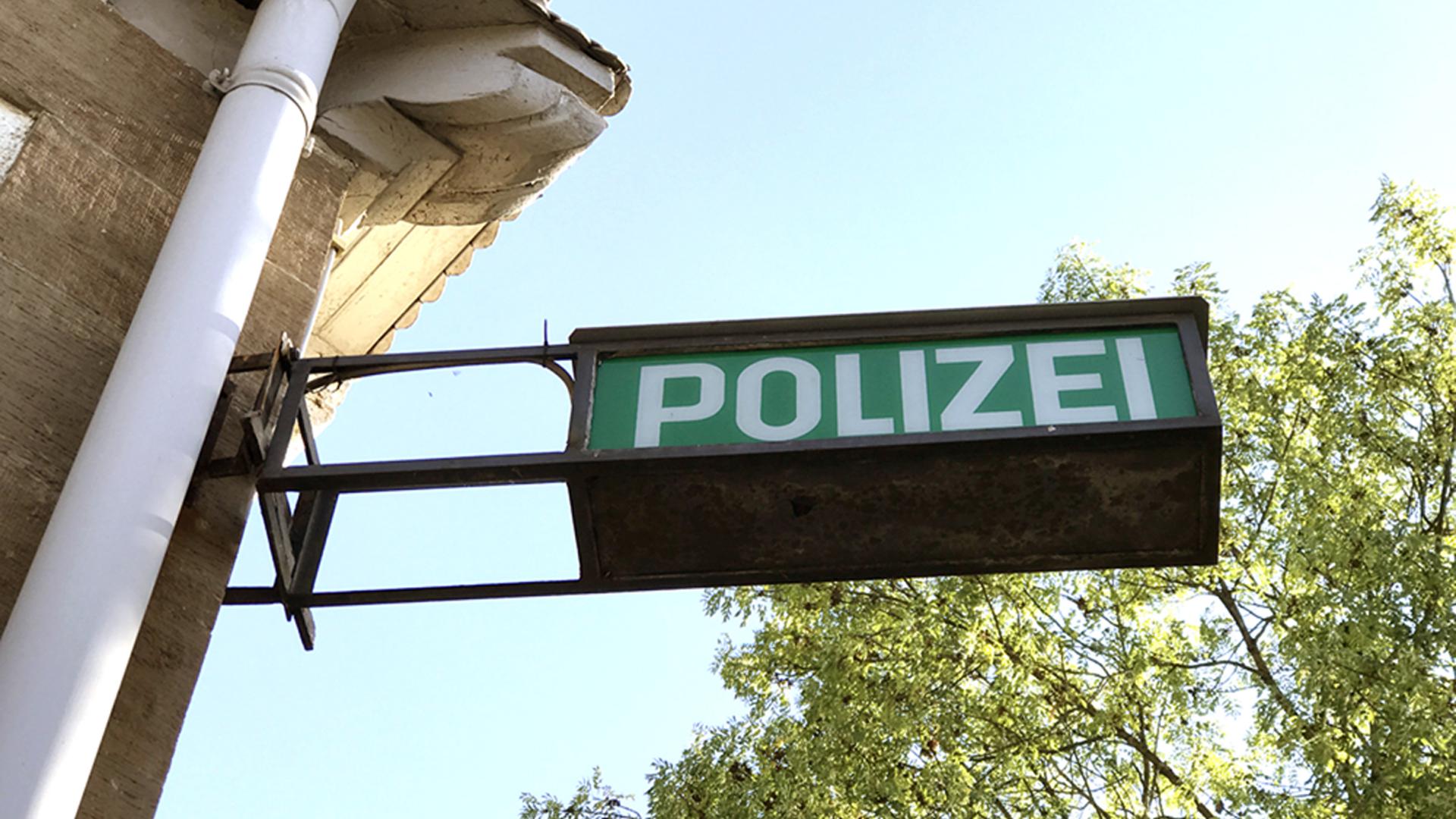 Ein Hinweisschild an der Außenfassade einer Polizeidirektion (Symbolbild)