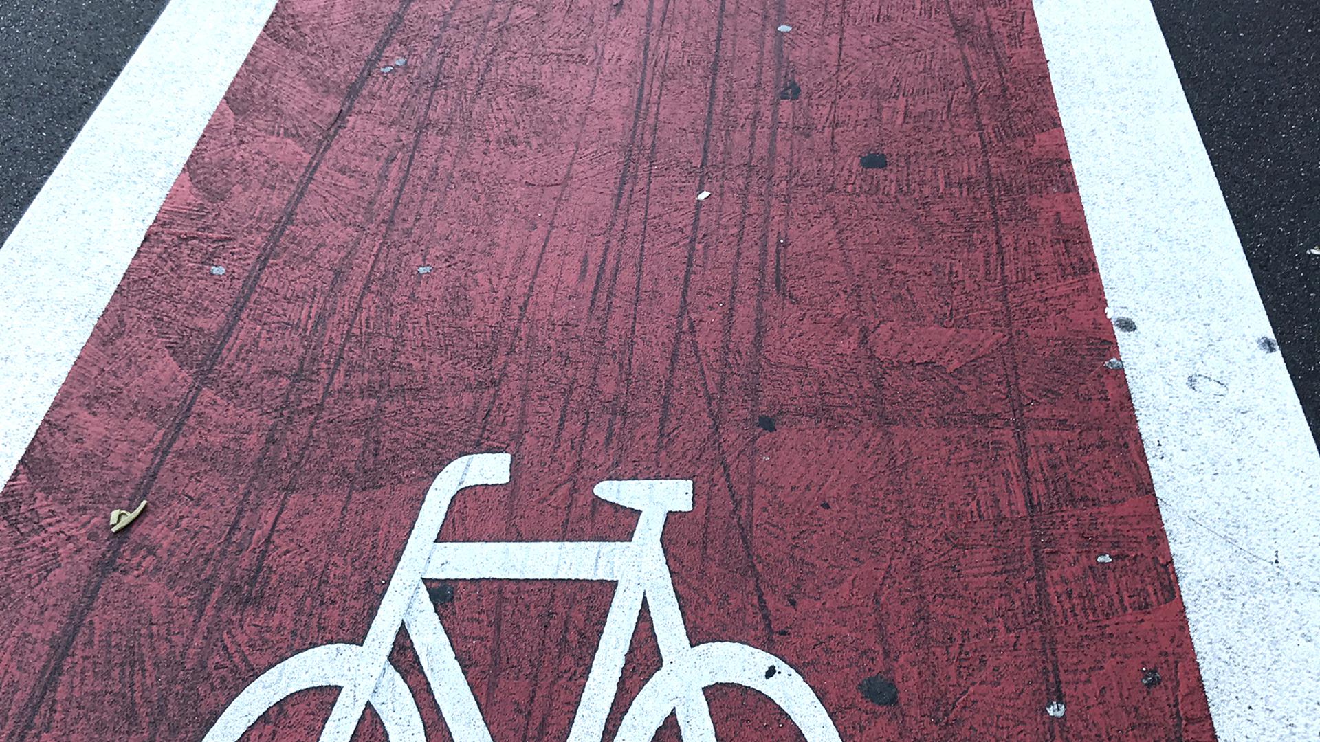 Rot markierter Fahrradweg mit Fahrradsymbol (Symbolbild)