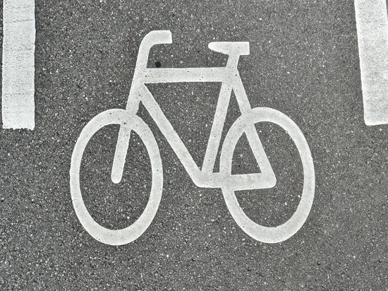 Ein auf dem Boden gekennzeichneter Fahrradweg (Symbolbild) 