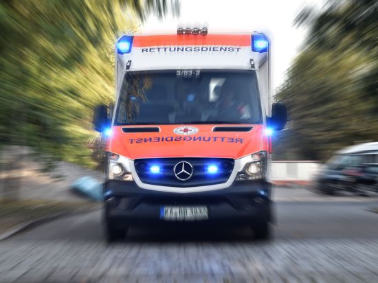 Ein Karlsruher Krankenwagen des Deutschen Roten Kreuzes mit Blaulicht im Einsatz (Symbolbild)