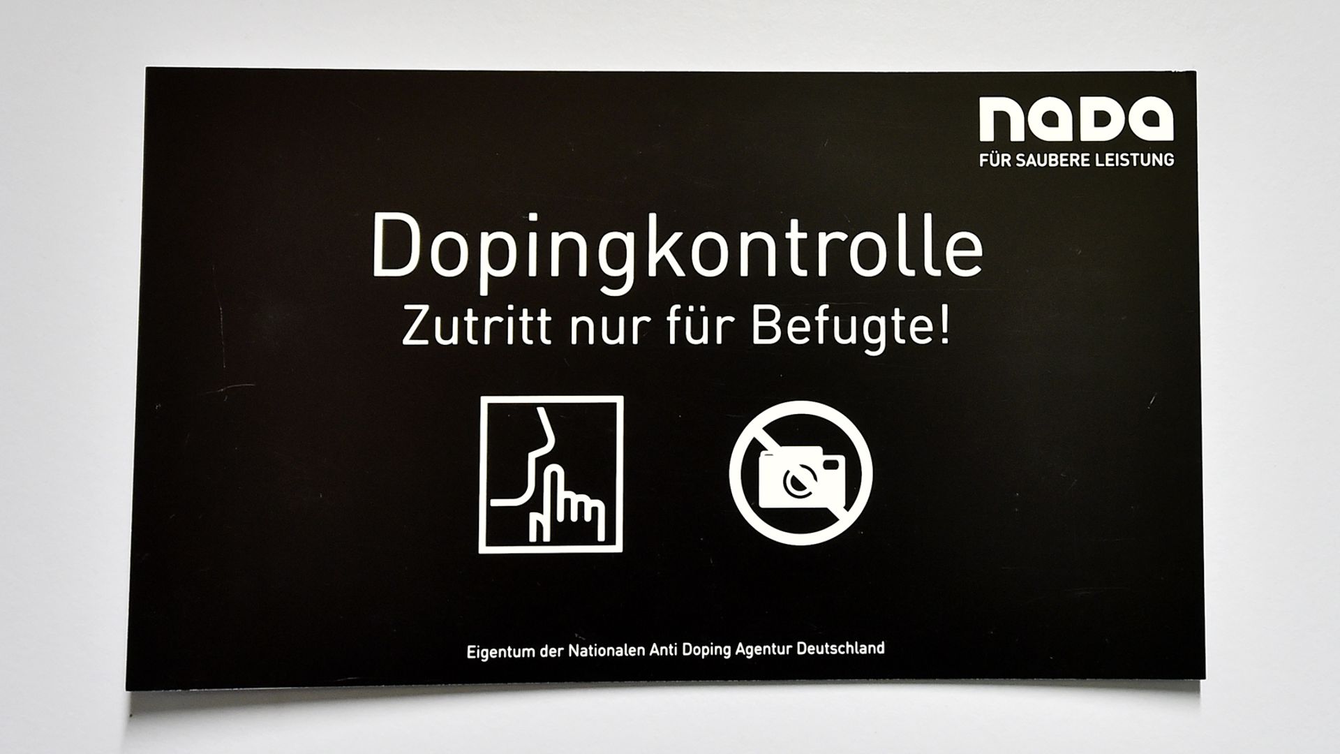Ein Hinweisschild zur Dopingkontrolle verbietet den Zugang für unbefugte (Symbolbild)