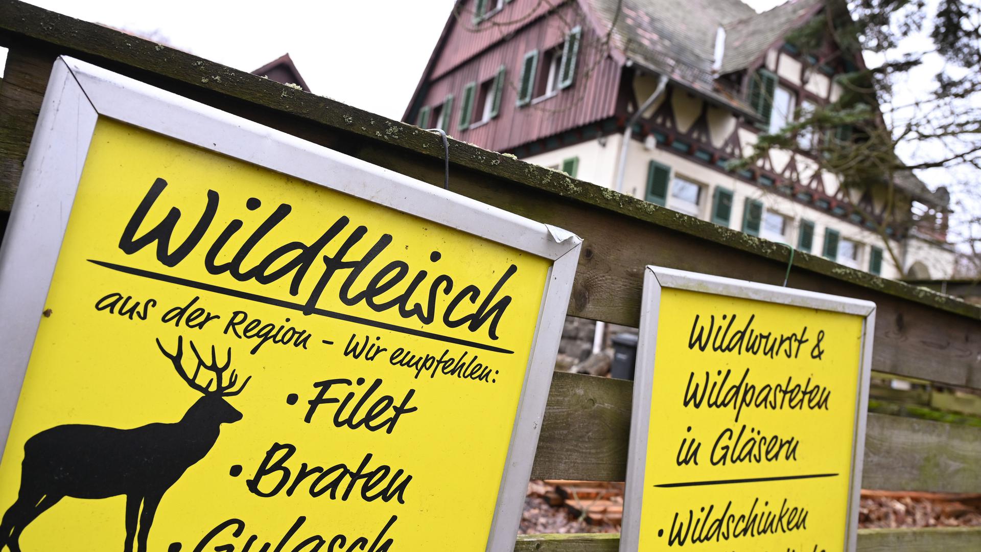 Hinweistafeln für den Verkauf von Wildfleisch sind vor dem Forsthaus am Golfplatz zu sehen. Das Fleisch von Reh, Hirsch, Wildschwein und anderen Wildtieren ist bei den Verbrauchern in Hessen beliebt. (zu dpa: «Wildfleisch ganzjährig begehrt - «Mehr bio geht kaum») +++ dpa-Bildfunk +++