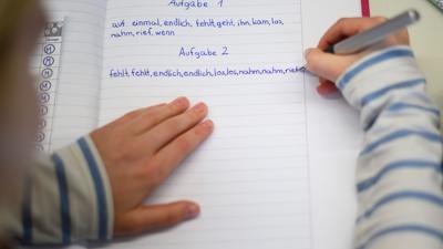 Eine Schülerin schreibt an einer Grundschule Wörter in ihr Heft. Baden-Württembergs FDP-Fraktion fordert erneut in einem Gesetzentwurf eine verbindliche Grundschulempfehlung beim Übergang auf die weiterführenden Schulen. (zu dpa: «Neuer Versuch: FDP fordert verbindliche Grundschulempfehlung») +++ dpa-Bildfunk +++