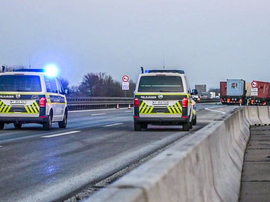 WIEDERHOLUNG IN BESSERER QIALITÄT. Laster (hinten) stehen nach einem Unfall an der Autobahn, während Feldjäger die Fahrbahn absperren. Mit tonnenweise Sprengstoff und Raketen beladene US-Militärtransporter sind am Donnerstag auf der Autobahn 6 zwischen Heilbronn und Nürnberg ineinander gekracht. Dabei wurden zwei Militärangehörige schwer verletzt, wie die Polizei mitteilte. Obwohl einer der Transporter Feuer fing, blieb die gefährliche Fracht einer ersten Einschätzung zufolge unbeschädigt. +++ dpa-Bildfunk +++