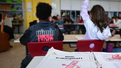 Schulkinder nehmen am Unterricht in einer Grundschule in Stuttgart teil. (zu dpa: "Freie Platzwahl im Lehrerzimmer - Lehrermangel macht Schulen Angst") +++ dpa-Bildfunk +++