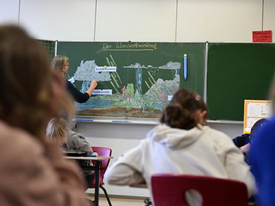 Schulkinder nehmen am Unterricht in einer Grundschule teil.