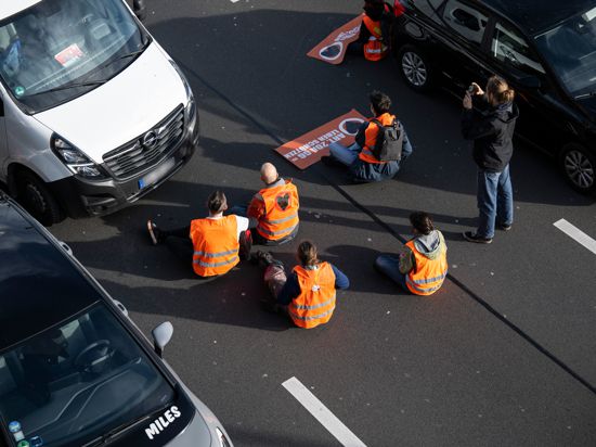 Klimaaktivisten blockieren den Verkehr auf einer Autobahn