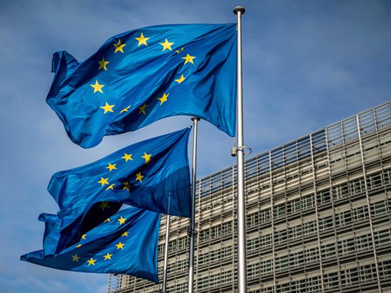 Europaflaggen wehen vor dem Sitz der Europäischen Kommission. Die nächste Europawahl findet vom 6. bis 9. Juni 2024 statt. Darauf einigten sich die Botschafter der EU-Staaten am Mittwoch in Brüssel, wie die zuständige schwedische Ratspräsidentschaft mitteilte. Die Entscheidung muss noch formell bestätigt werden. +++ dpa-Bildfunk +++