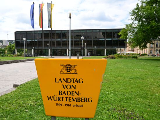 Blick auf den Landtag von Baden-Württemberg. Gegen einen Landtagsabgeordneten wird nach Angaben der Staatsanwaltschaft Stuttgart unter anderem wegen Verstoßes gegen das Waffengesetz und versuchter Körperverletzung ermittelt. +++ dpa-Bildfunk +++