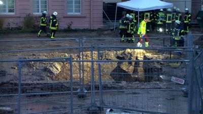 Rettungskräfte stehen an einer Grube in Leimen (Rhein-Neckar-Kreis). (zu dpa: «21-Jähriger wird bei Ausgrabungen verschüttet und stirbt») +++ dpa-Bildfunk +++
