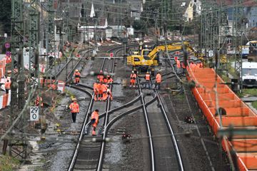 Bauarbeiten auf dem Gleiskörper der Bahnstrecke in Biblis statt.