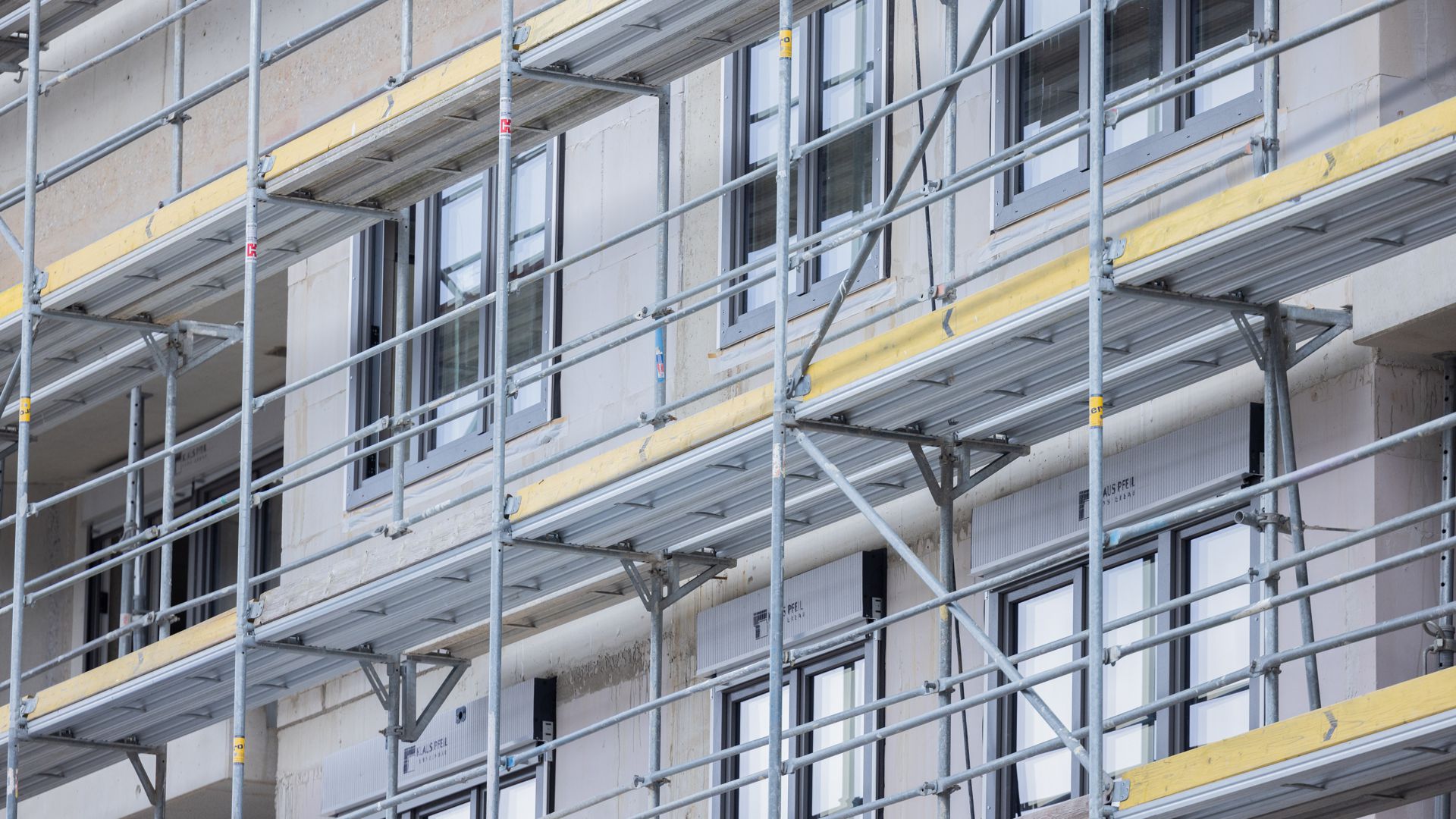 Fenster werden in einen Rohbau eines Mehrfamilienhauses mit Mietwohnungen im Stadtteil Ehrenfeld eingebaut. Statt 400.000 neuen Wohnungen pro Jahr, wie von der Regierung versprochen, entstehen nur knapp die Hälfte.