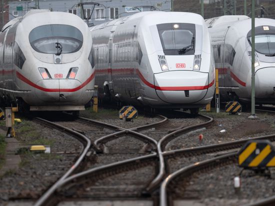 ICE-Züge der Deutschen Bahn stehen auf Abstellgleisen.