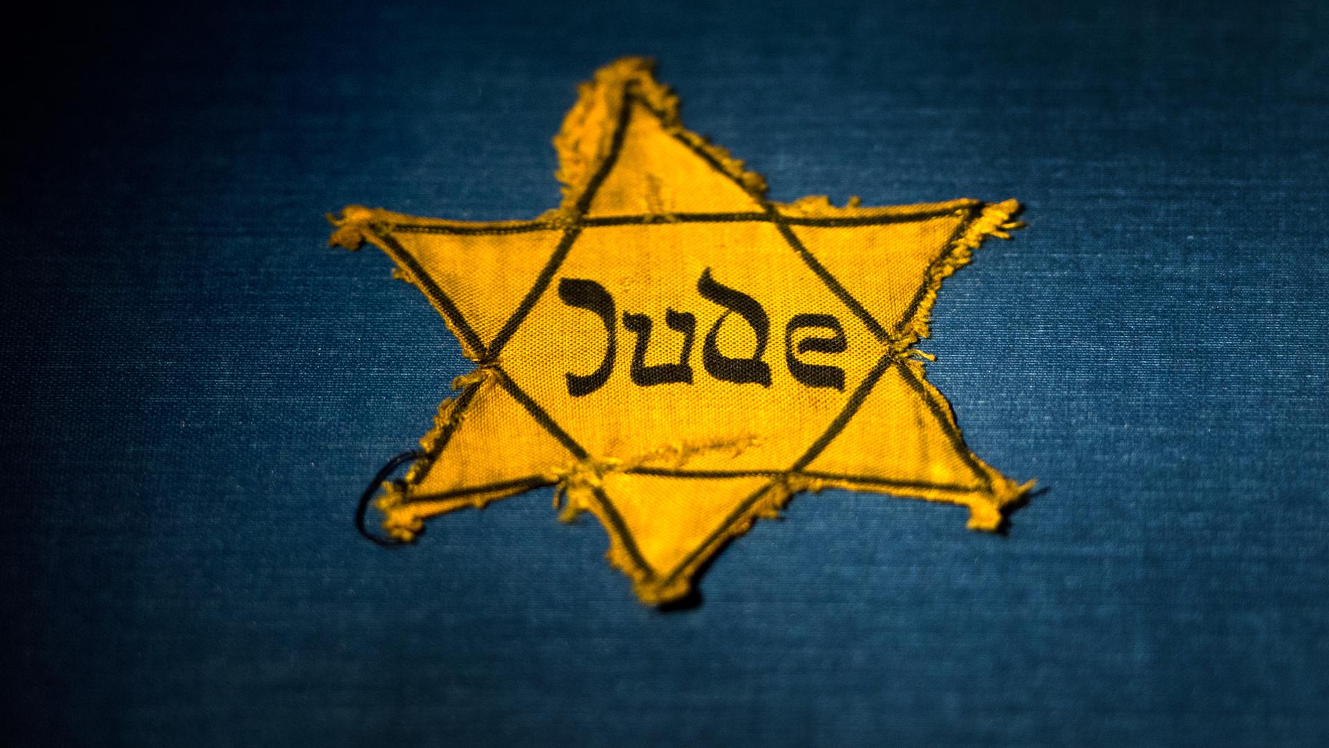 Der „Judenstern“: Mit diesem Symbol wurden in der NS-Zeit Jüdinnen und Juden stigmatisiert, verfolgt und ermordet. Immer wieder sind Menschen zu sehen, die das Symbol bei Corona-Protesten missbrauchen.