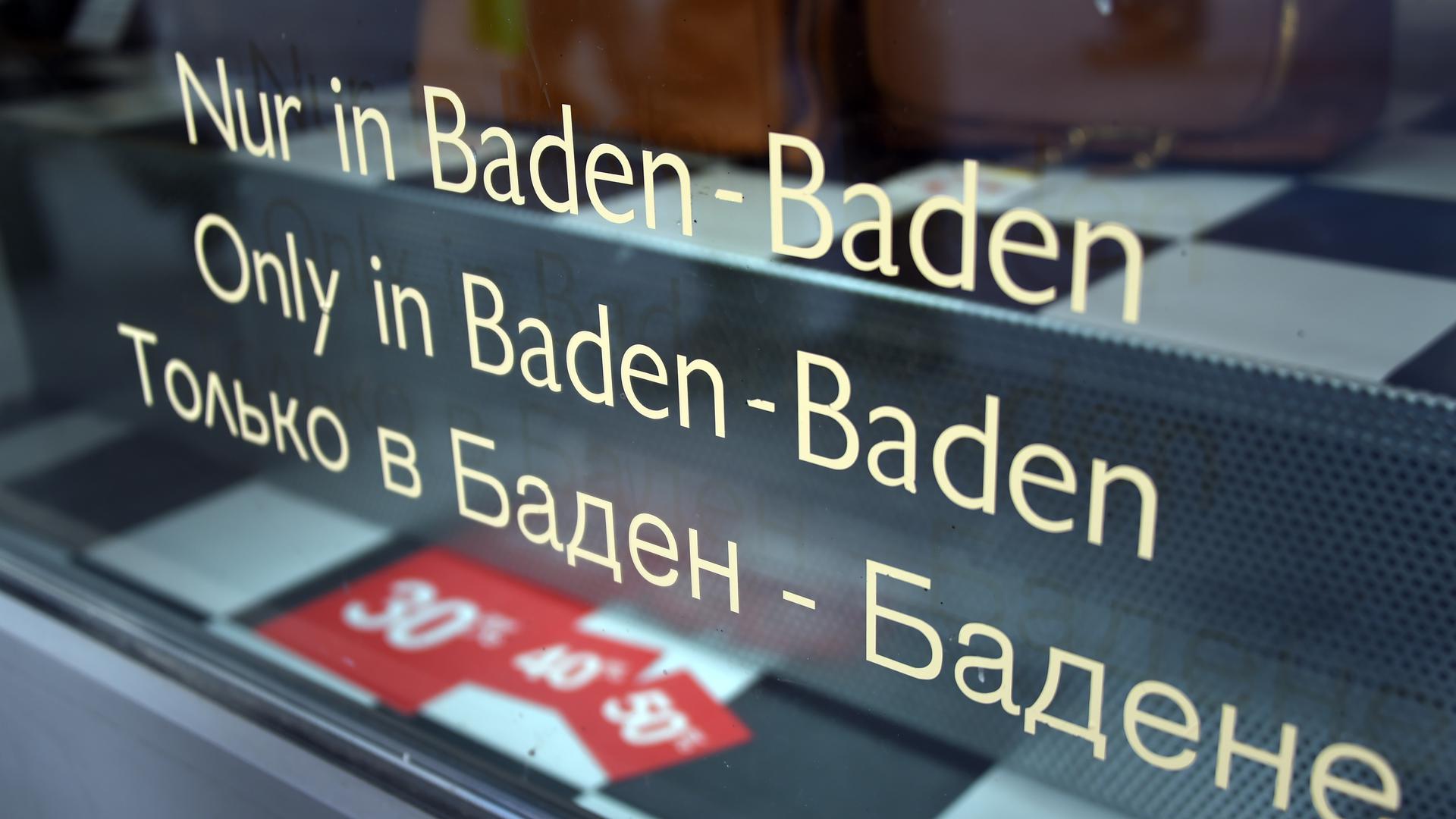 „Russischster Ort Deutschlands“: So wird Baden-Baden gerne auch beschrieben. In der Innenstadt ist der russische Einfluss deutlich zu sehen, etwa an den Hinweisschildern in kyrillischer Schrift. 