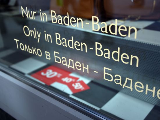 „Russischster Ort Deutschlands“: So wird Baden-Baden gerne auch beschrieben. In der Innenstadt ist der russische Einfluss deutlich zu sehen, etwa an den Hinweisschildern in kyrillischer Schrift. 