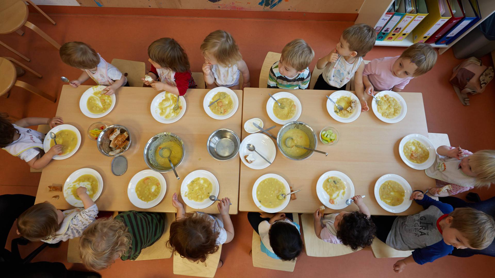 Kinder essen zu Mittag