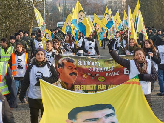 Sie fordern Freiheit für Abdullah Öcalan: Jedes Jahr machen sich Kurden auf einen Fußmarsch nach Straßburg. 