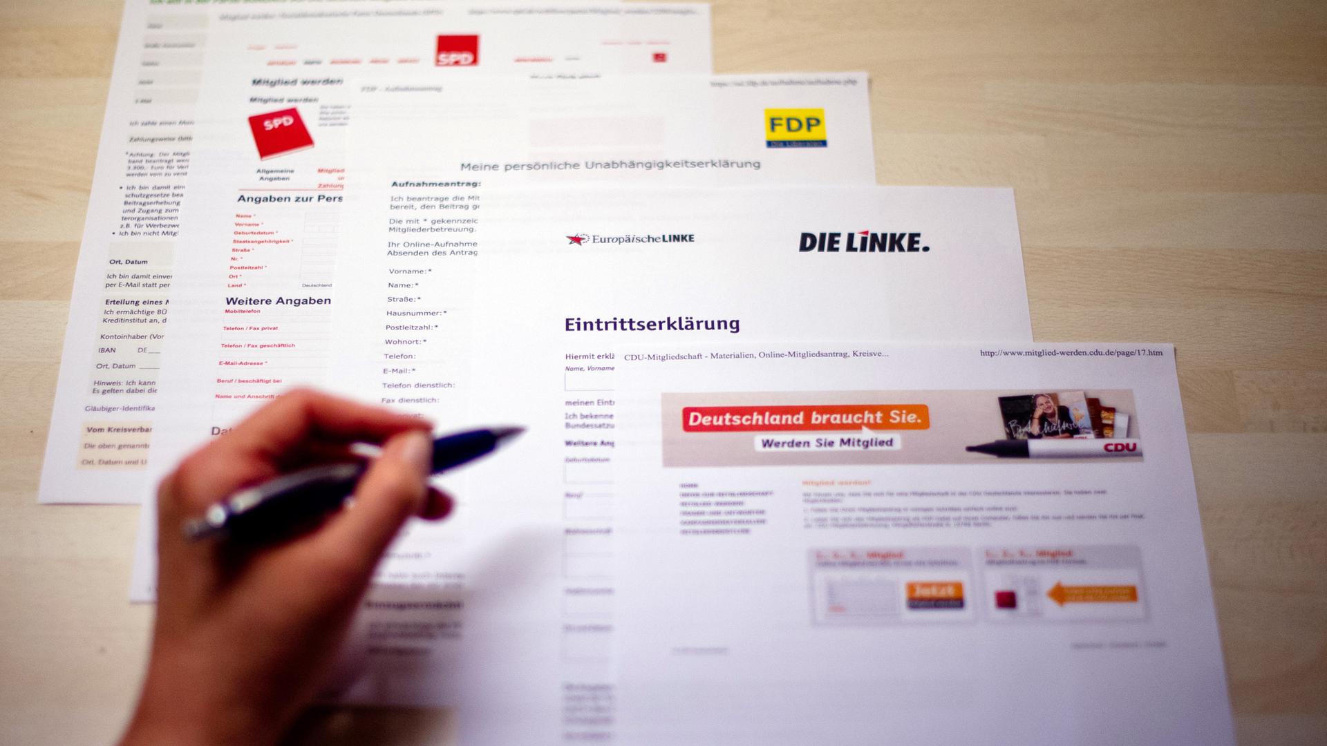 Online-Eintrittserklärungen und Aufnahmeanträge der Parteien Bündnis 90/Die Grünen, SPD, FDP, Die Linke und CDU liegen auf einem Tisch.