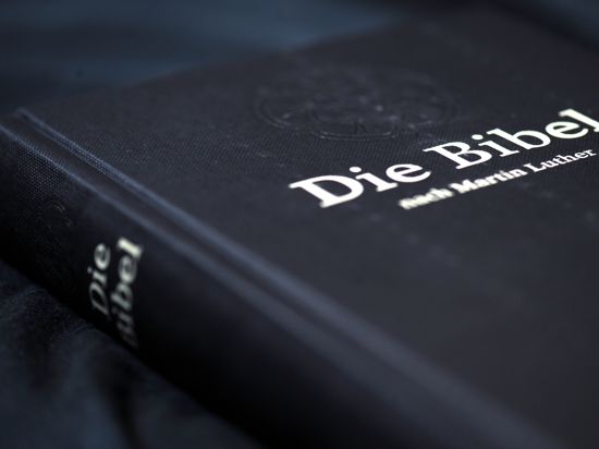 Getreu der Bibel: Evangelikale Christen treffen sich in Langensteinbach. Viele von ihnen legen die Heilige Schrift wörtlich aus – und haben so ihre Probleme im harmonischen Umgang mit Themen wie Homosexualität.
