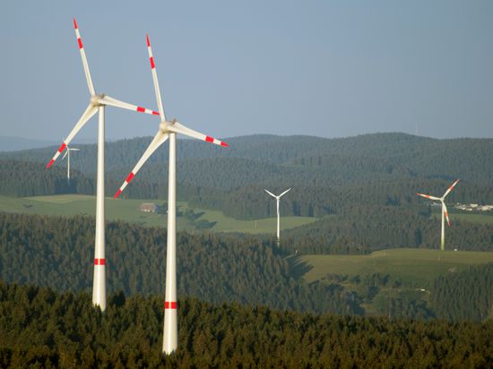 ARCHIV - Windräder stehen am 21.06.2014 auf den Anhöhen in der Nähe des Kandels bei Waldkirch (Baden-Württemberg).   Foto: Patrick Seeger (zu lsw: «Was an grün-roten Politikzielen auf der Strecke blieb" vom 13.08.2015) +++ dpa-Bildfunk +++