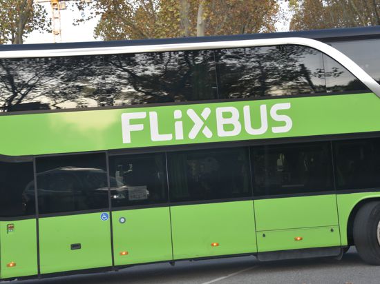 Die Seitenansicht eines Flixbus (Symbolbild)