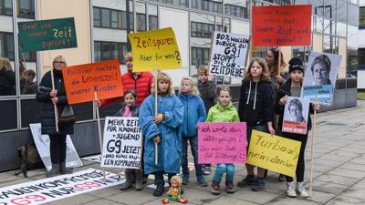 Schüler und Erwachsenen demonstrieren am 25.10.2016 vor dem Schulministerium in Düsseldorf (Nordrhein-Westfalen). Die nordrhein-westfälische Schulministerin Löhrmann (Grüne/Bündnis 90) traf sich dort zu einem Runden Tisch mit Schulakteuren aus allen gesellschaftlichen Bereichen, um über das sogenannte "Turbo-Abi" zu sprechen. Foto: Horst Ossinger/dpa ++ +++ dpa-Bildfunk +++