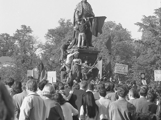In Karlsruhe demonstrieren Studenten am 15. Mai 1968 vor dem Denkmal für Großherzog Karl Friedrich von Baden gegen die umstrittenen Notstandsgesetze.

