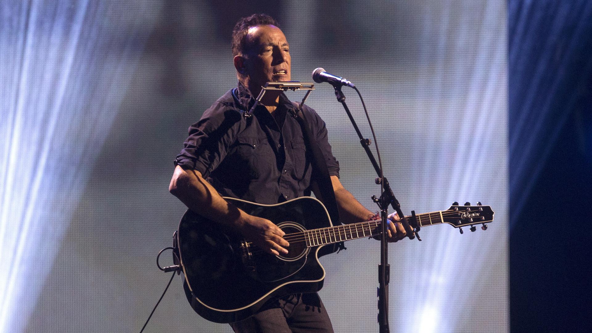 Der US-Sänger Bruce Springsteen singt am 30.09.2017 in Toronto (Kanada) bei der Abschlussveranstaltung der Invictus Games 2017. (zu "Bruce Springsteen ist ein Fan von Kanye West und Taylor Swift" vom 05.10.2017) Foto: Chris Young/The Canadian Press/dpa +++ dpa-Bildfunk +++