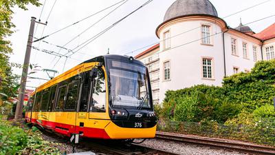 KVV-Straßenbahn vor dem Ettlinger Schloss