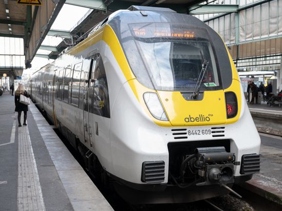 Ein Regionalzug, der von der Firma Abellio betrieben wird, steht im Hauptbahnhof in Stuttgart. Das Land Baden-Württemberg übernimmt den angeschlagenen Bahnbetreiber Abellio Rail Baden-Württemberg GmbH für zwei Jahre. (zu dpa: «Kauf von Abellio-Tochter durch Land besiegelt») +++ dpa-Bildfunk +++
