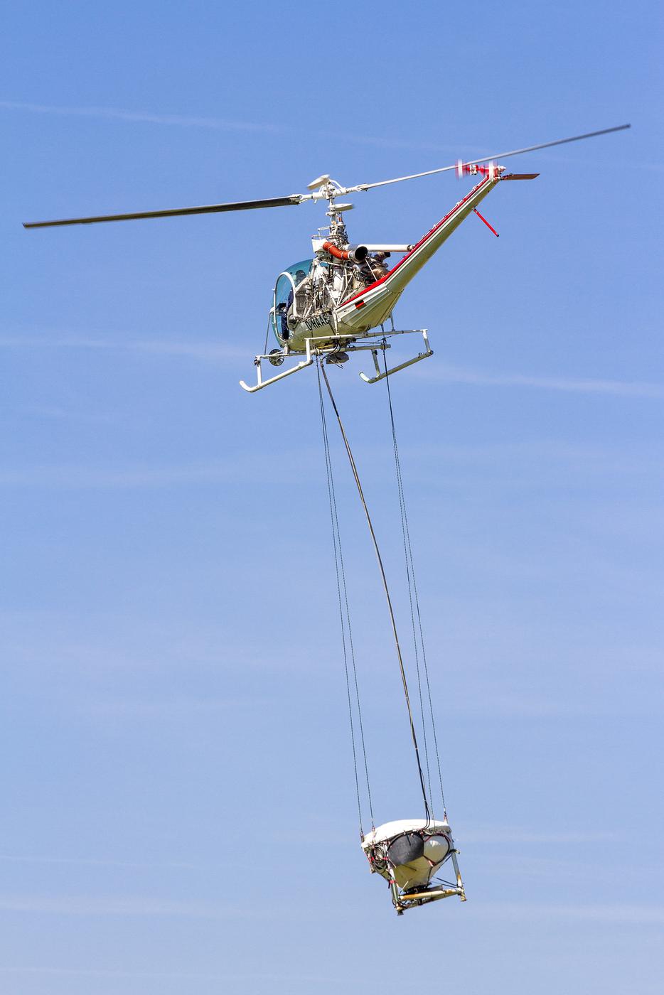 Mit bis zu drei Hubschraubern sind Mitarbeiter der Kabs zur Mückenbekämpfung im Einsatz.