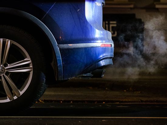 Abgase kommen aus dem Auspuff eines Volkswagen Tiguan. Im VW-Dieselskandal prüft der Bundesgerichtshof am 8. Dezember 2021, welche Ansprüche Betroffene gegen ihren Autohändler haben. 