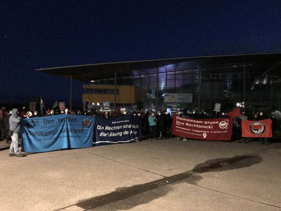 Etwa 100 Demonstranten versammelten sich vor der Europahalle, in der Halle hielt die AfD ihren „populistischen Aschermittwoch“ ab.