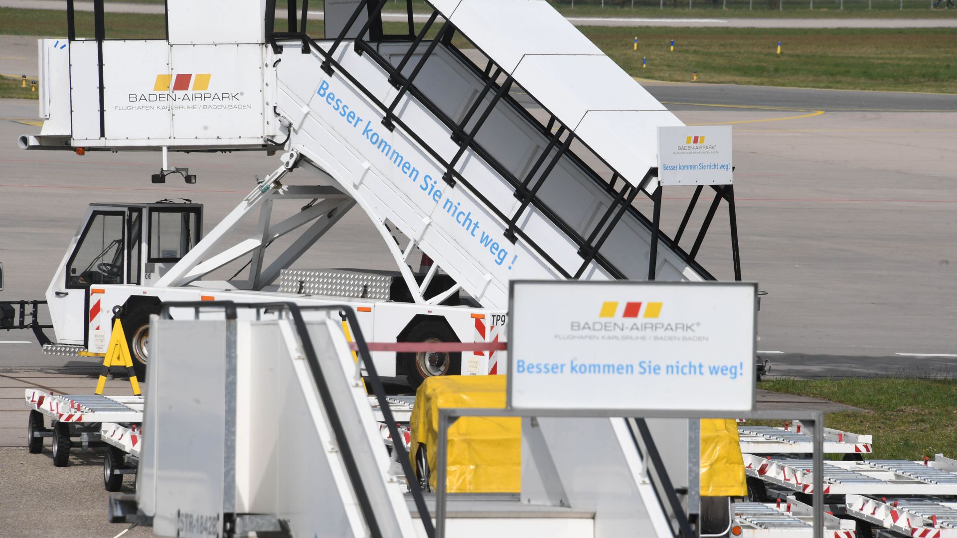 Flugzeugtreppen für Passagiere stehen im Flughafen Karlsruhe/Baden-Baden an einem Rollfeld. (zu dpa «Baden-Airpark: Passagierzahlen wohl auf Jahre unter Vor-Corona-Niveau») +++ dpa-Bildfunk +++